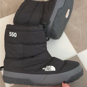The North Face Women's Black Insulated 550 Boots